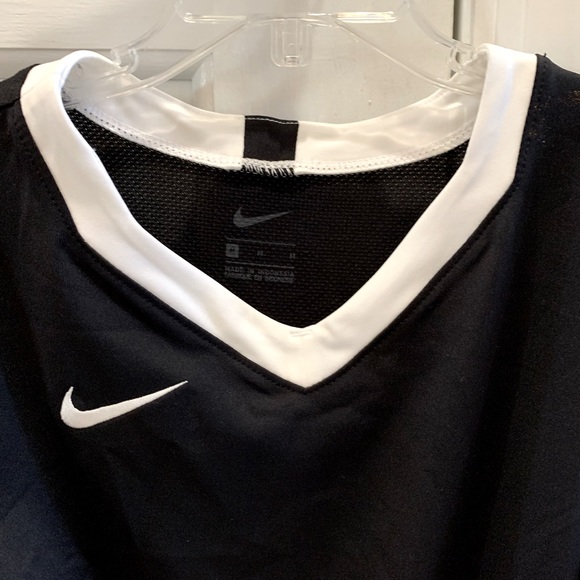 Nike girls, V-neck volleyball short sleeve jersey top size medium. - Picture 4 of 4